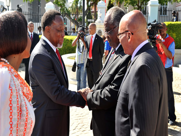 Namibian President Pohamba greets Deputy President Kgalema Motlanthe. Source: GCIS