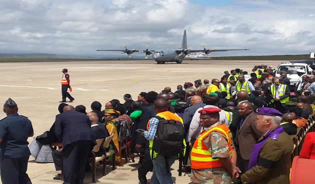 Family and dignitaries waiting to welcome Madiba’s body at the Mthatha Airport. SAnews