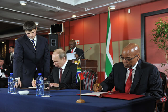 President Jacob Zuma with Russian President Vladimir Putin sign declaration of the strategic partnership between SA and Russia. Source: GCIS