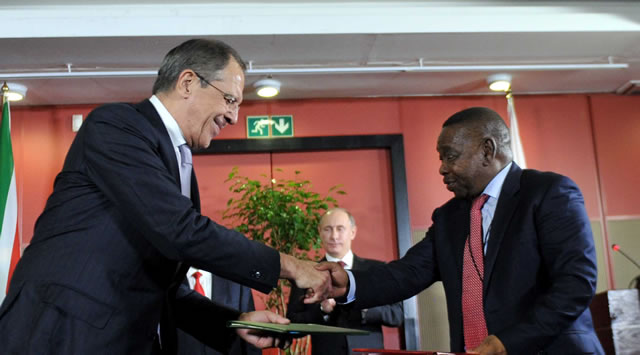 Higher Education and Training Minister Blade Nzimande and Russian Foreign Minister Sergei Lavron sign a MoU on mutual recognition of educational qualification and academic degrees at the Durban ICC. Source: GCIS