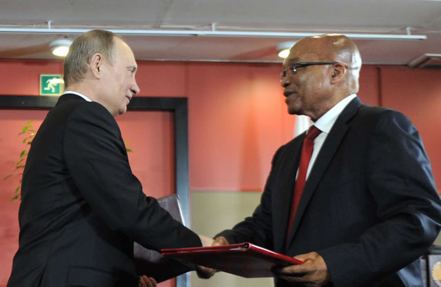 President Jacob Zuma with Russian President Vladimir Putin sign declaration of the strategic partnership between SA and Russia. Source: GCIS