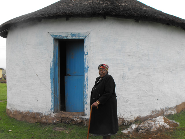 Mandela’s close family member, Nozolile Mtirara, in front of the hut used by former President Nelson Mandela during his teenage years in Mqekezweni Village, Eastern Cape. Source: SAnews