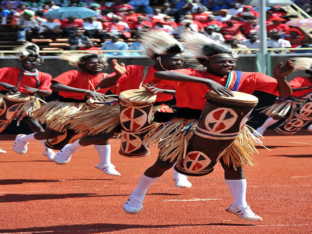 Traditional dancers entertain thousands of guests who packed the Kasarani sports complex for the inauguration of Kenya's fourth President Mr Uhuru Kenyatta. Source: GCIS