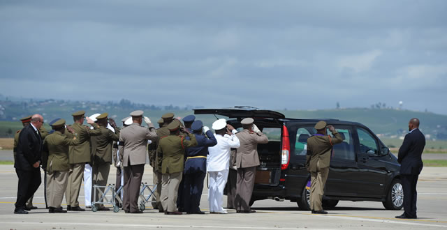 The SANDF pallbearers put Madiba's casket into the hearse before heading off to Qunu. Source: GCIS