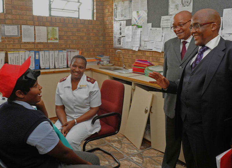 Charlene Ratlhagane; Professional Nurse Nonhlanhla Mantlase; President Jacob Zuma and Minister of Health Dr Aaron Motsoaledi during a walkabout in ISHP Mobiles. Source: GCIS