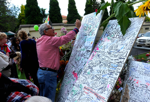 South Africans pay their last respects outside Madiba’s home in Houghton Johannesburg. Source: GCIS