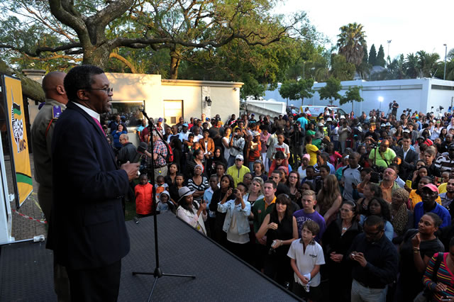 Reverend Mpumlwana holds a short prayer for hundreds of mourners from around the country outside Mandela's house in Houghton. Source: GCIS