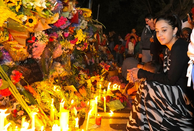 Mourners pay their last respects to Madiba outside his Houghton home. Source: GCIS