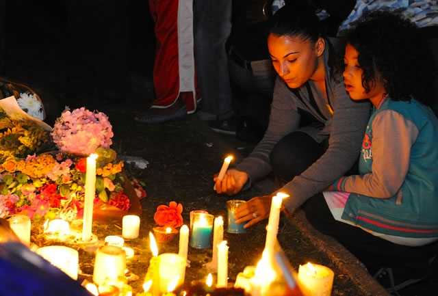 Mourners pay their last respects to Madiba outside his Houghton home. Source: GCIS