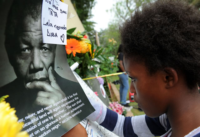 Mourners pay their last respects to Madiba outside his Houghton home. Source: GCIS