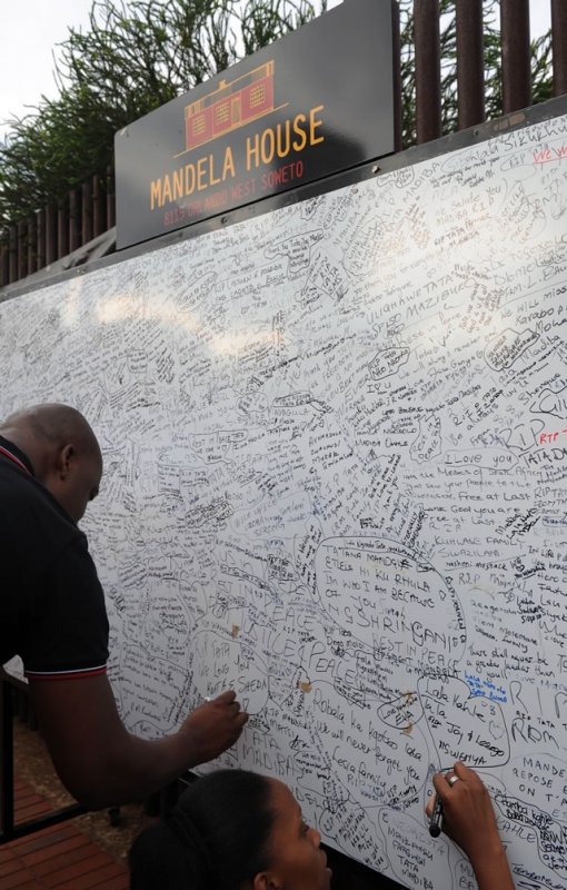 Messages of condolences by the nation outside the Vilakazi Street house/museum. Source: GCIS