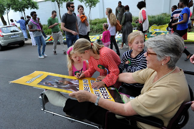 Tributes for Madiba in Houghton. Source: GCIS