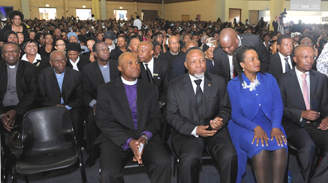 Pastor Musa Sono with Deputy President Kgalema Motlanthe, his partner Gugu Mtshali and Mayor Parks Tau attending a church service at Grace Bible Church. Source: GCIS