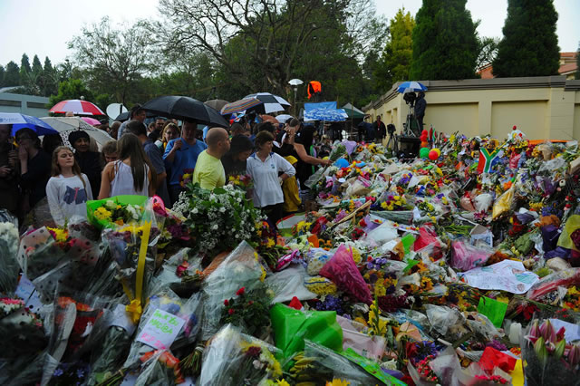 South Africans came in numbers to pay homage outside the house of Former President Nelson Mandela in Houghton. Source: GCIS