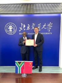 Minister Nzimande accepting his honorary professorship from the Beijing Jiaotong University.