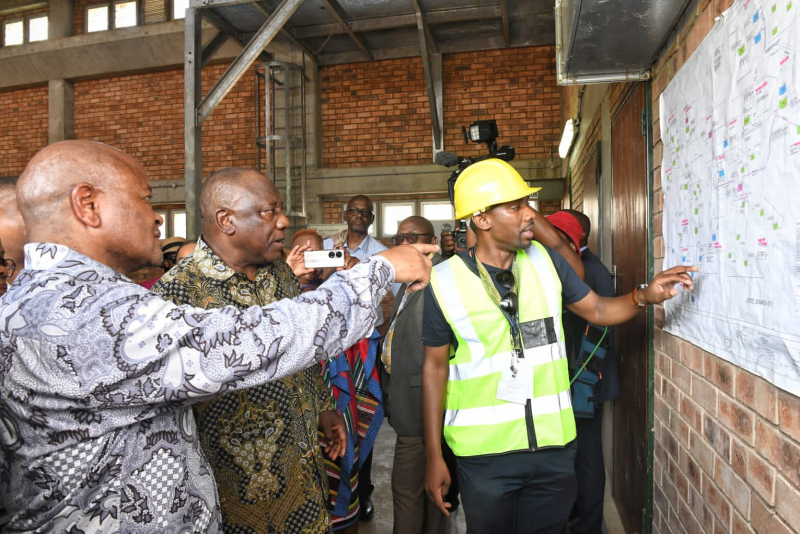 President Ramaphosa and Water Minister Mchunu on a tour of the Nandoni Water Pump Station in Giyani.